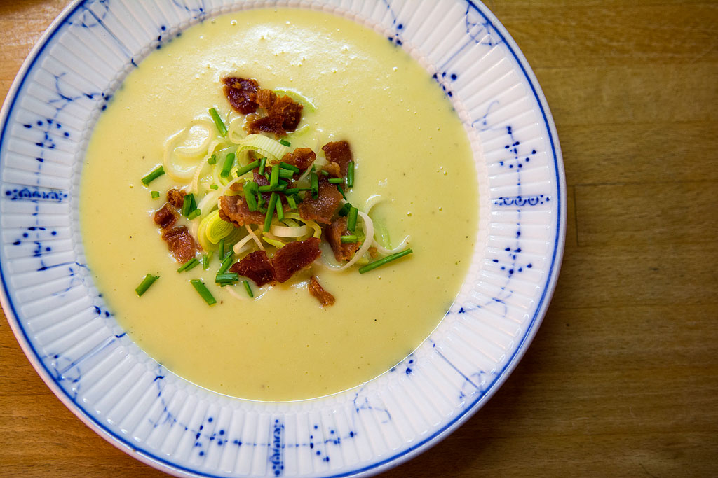 Implement Teenageår Smadre Dejlig cremet kartoffel-porresuppe med bacon og purløg - Pigen & Pomfritten